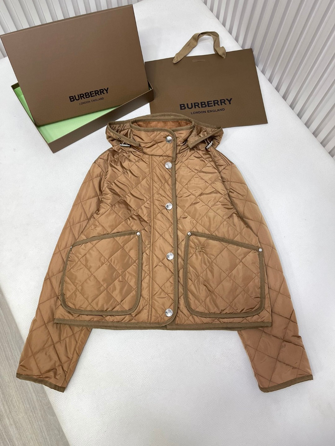 Burberry 巴宝莉 菱形绗缝单排扣连帽夹克 棉服 外套 长袖 短款 秋冬款 棕色 绿色 80776631