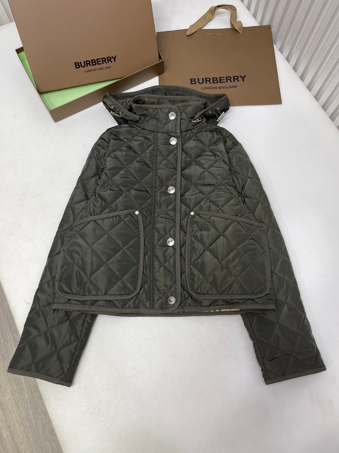 Burberry 巴宝莉 菱形绗缝单排扣连帽夹克 棉服 外套 长袖 短款 秋冬款 棕色 绿色 80776631