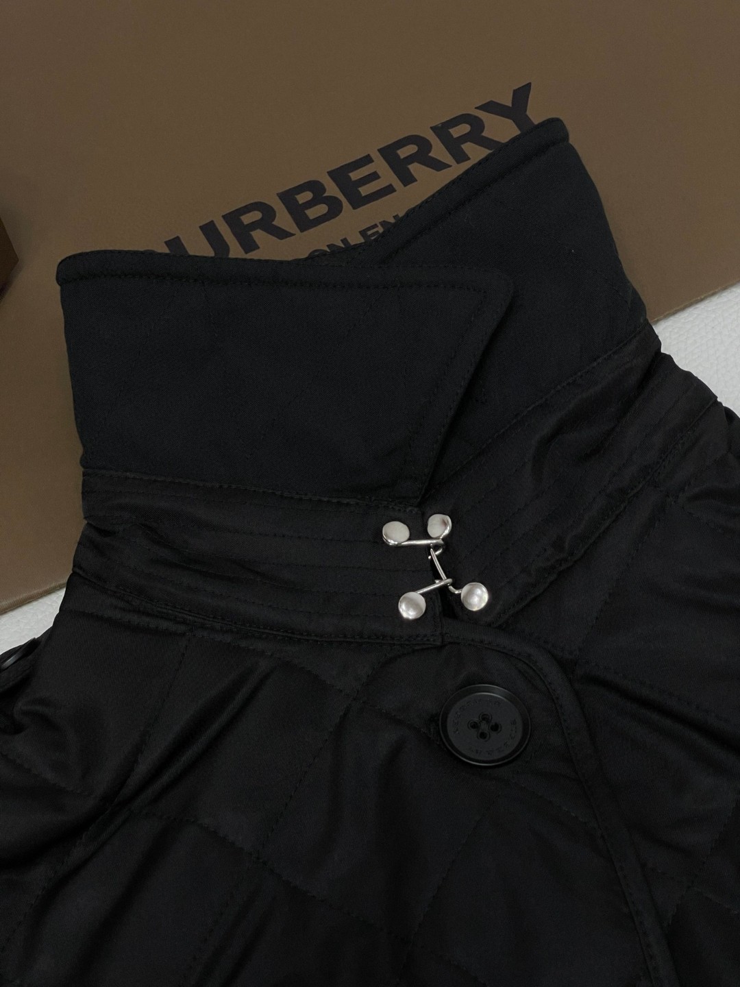 Burberry 巴宝莉 纯色单排扣翻领棉服 夹克 长袖 外套 卡其色 黑色 40623911
