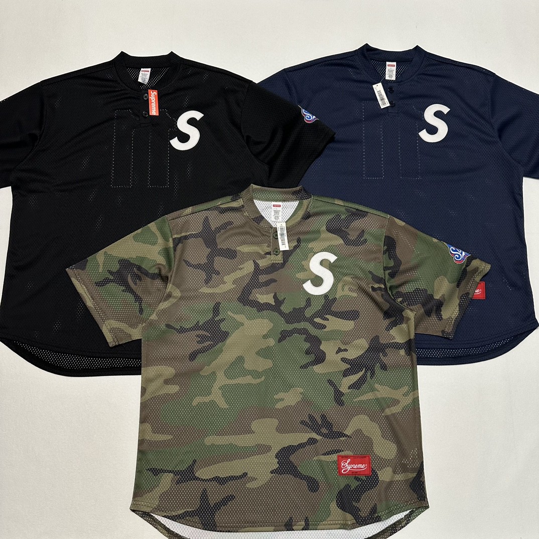 Supreme FW24 WEEK1 S Logo Baseball Henley 斜纹刺绣贴亨利棒球领短袖 T恤 绿色 蓝色 黑色 SUP-FW24-005