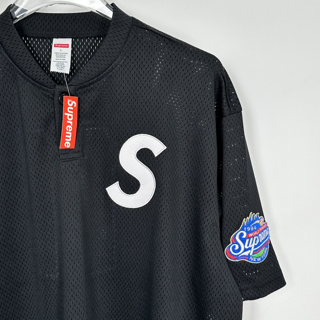 Supreme FW24 WEEK1 S Logo Baseball Henley 斜纹刺绣贴亨利棒球领短袖 T恤 绿色 蓝色 黑色 SUP-FW24-005