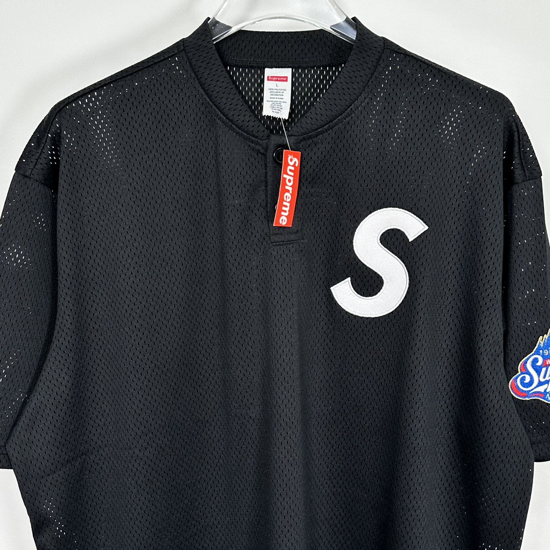 Supreme FW24 WEEK1 S Logo Baseball Henley 斜纹刺绣贴亨利棒球领短袖 T恤 绿色 蓝色 黑色 SUP-FW24-005