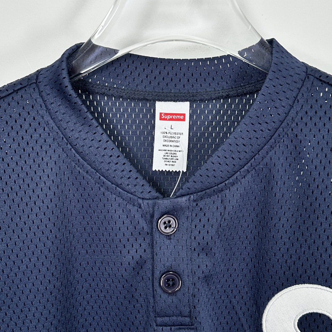 Supreme FW24 WEEK1 S Logo Baseball Henley 斜纹刺绣贴亨利棒球领短袖 T恤 绿色 蓝色 黑色 SUP-FW24-005