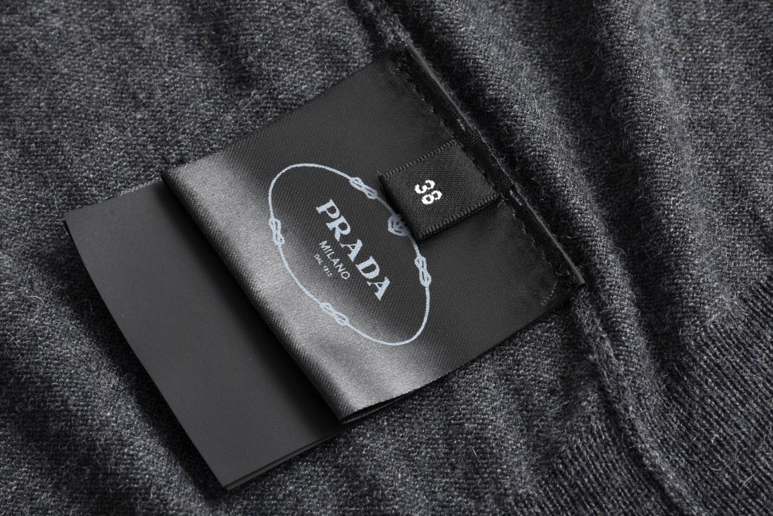 PRADA 普拉达 提花字母logo小标polo领毛衣 长袖 灰色 黑色 P24G2O-15EY-F0480-S-OOO