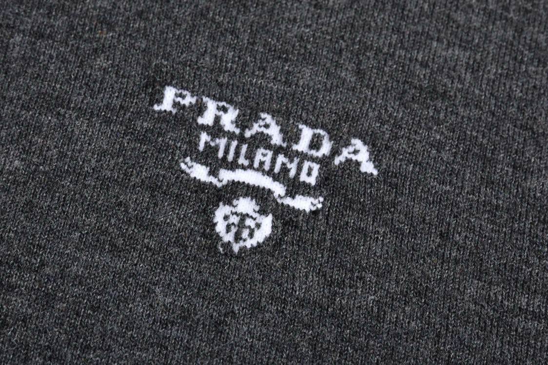 PRADA 普拉达 提花字母logo小标polo领毛衣 长袖 灰色 黑色 P24G2O-15EY-F0480-S-OOO