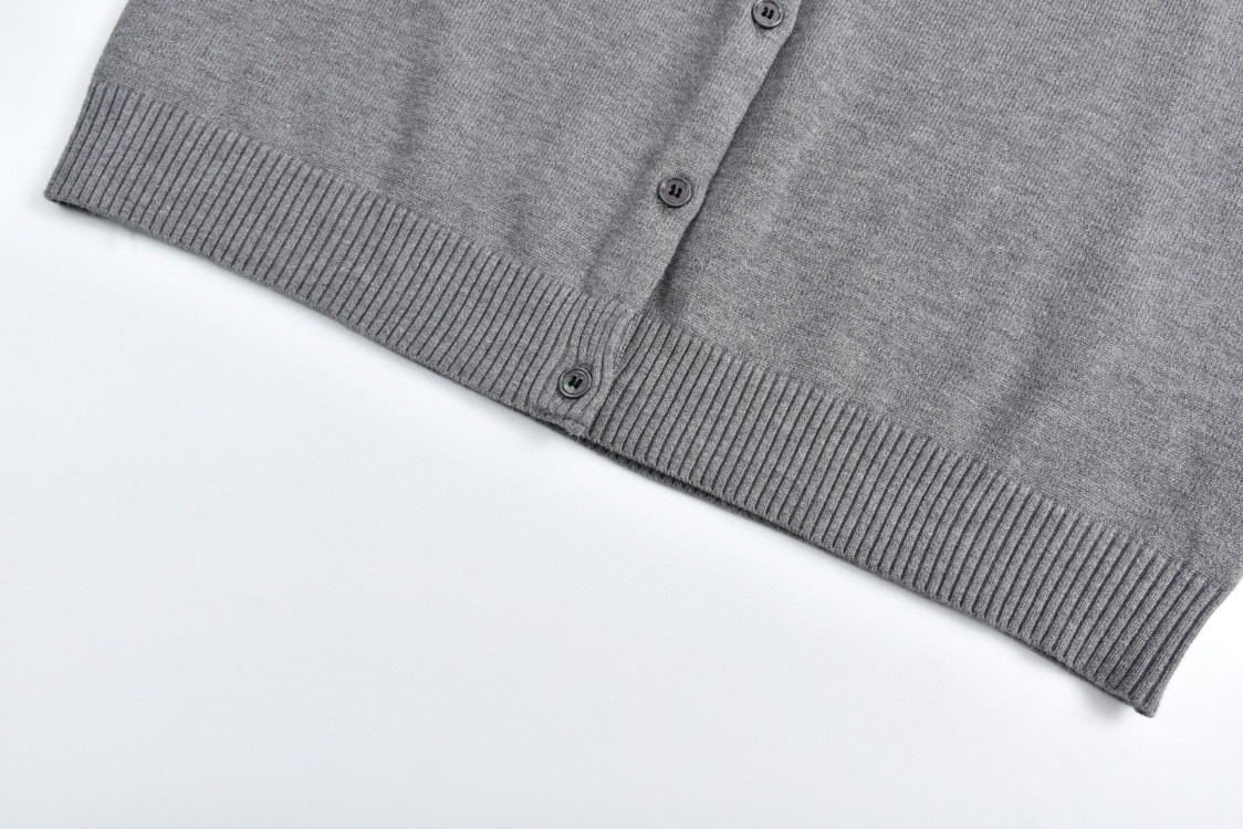 MIU MIU 缪缪 徽标刺绣logo羊绒针织衫 开衫 毛衣 外套 长袖 灰色 黑色