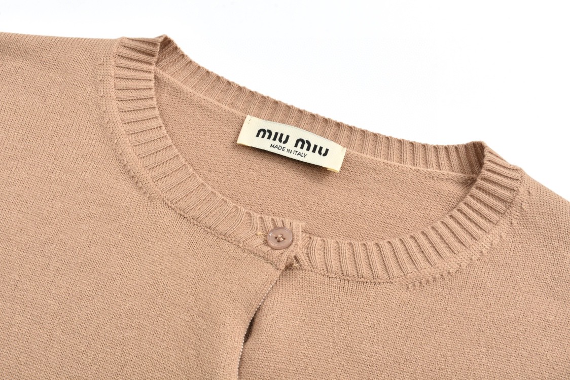 MIU MIU 缪缪 徽标刺绣logo羊绒针织衫 开衫 毛衣 外套 长袖 奶茶色 MMF787-13S1-F0627-S-232