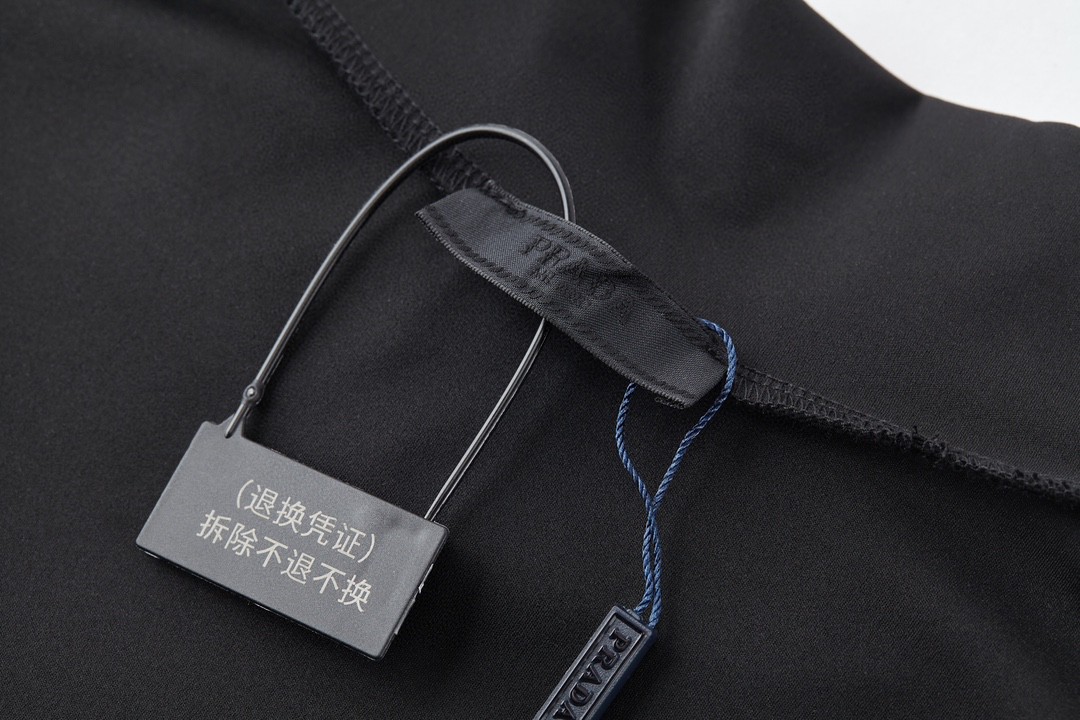 PRADA 普拉达 纯色徽标高领打底衫 T恤 长袖 黑色 白色