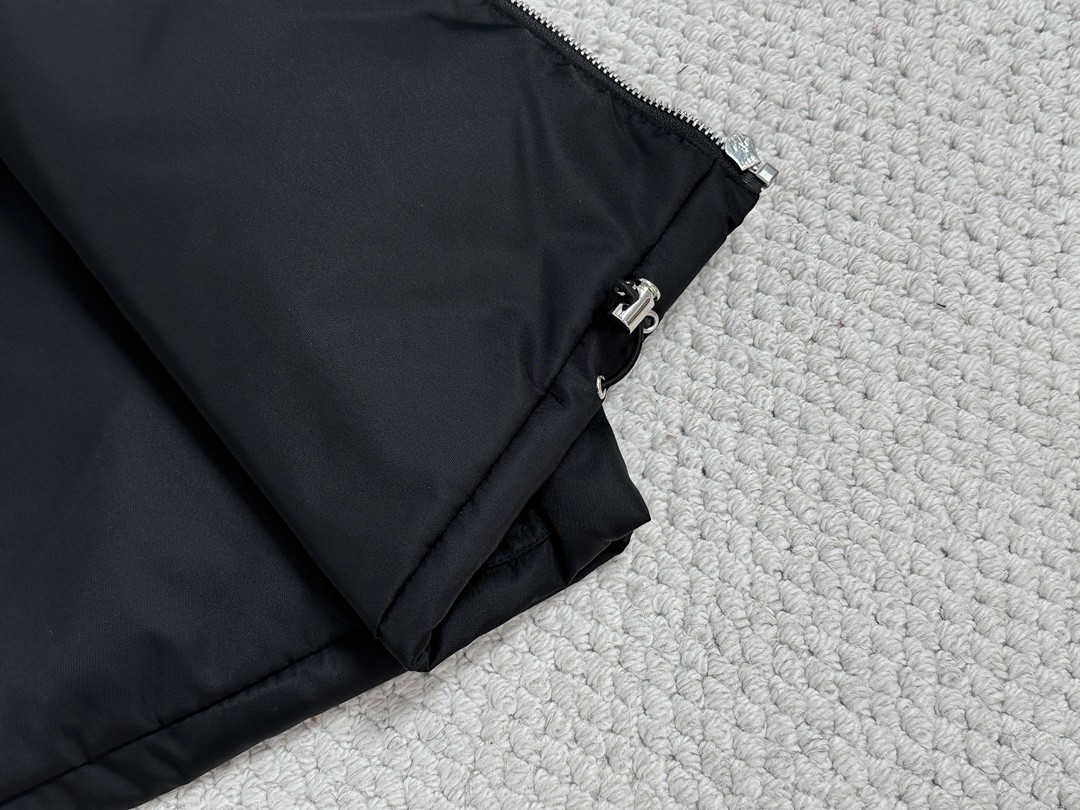 PRADA 普拉达 口袋徽标拉链立领羽绒服 夹克 外套 长袖 保暖 冬款 黑色