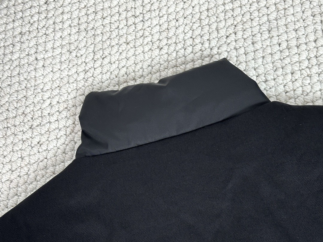 PRADA 普拉达 口袋徽标拉链立领羽绒服 夹克 外套 长袖 保暖 冬款 黑色