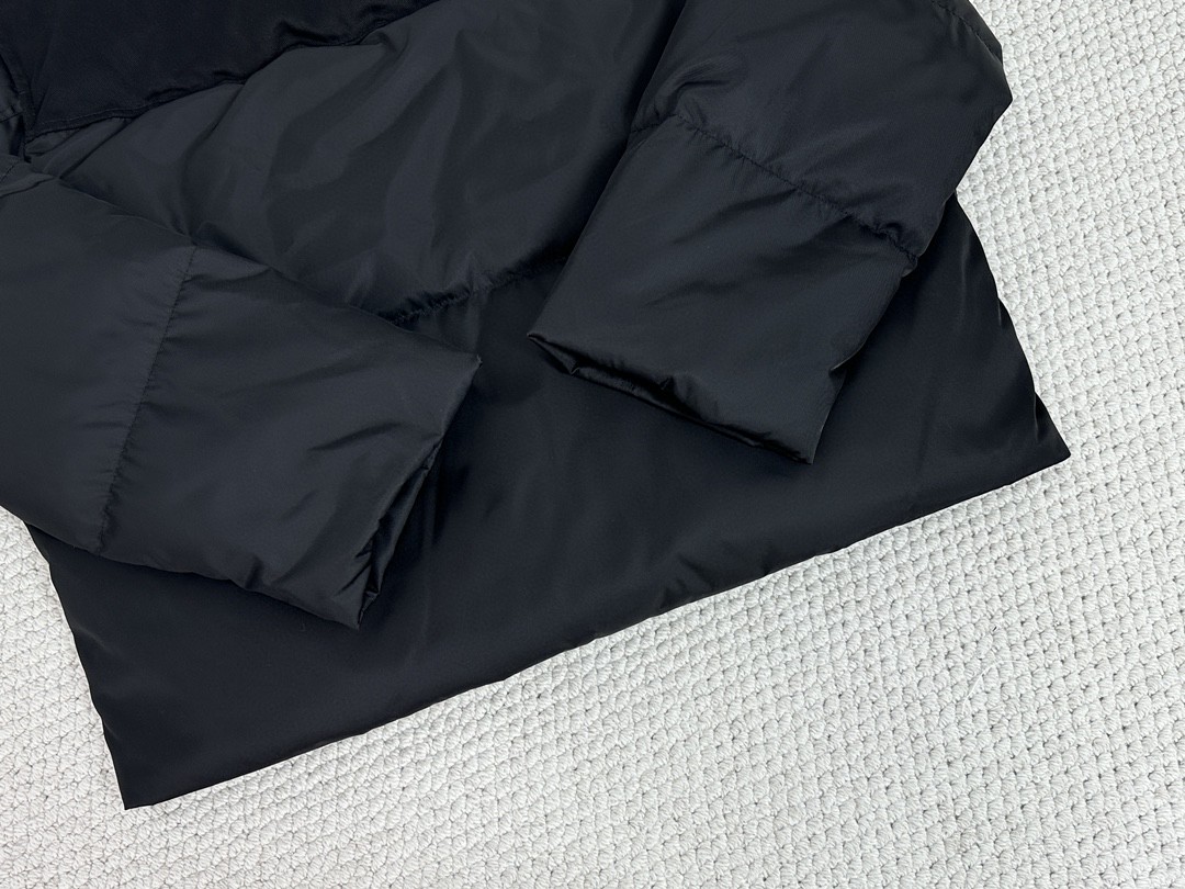 PRADA 普拉达 口袋徽标拉链立领羽绒服 夹克 外套 长袖 保暖 冬款 黑色