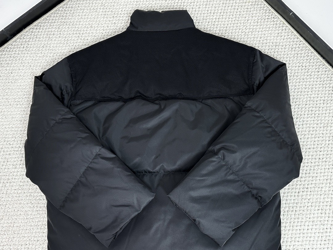 PRADA 普拉达 口袋徽标拉链立领羽绒服 夹克 外套 长袖 保暖 冬款 黑色