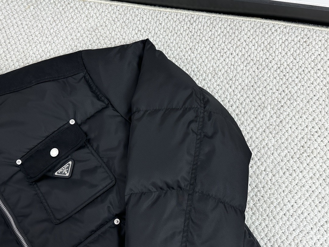 PRADA 普拉达 口袋徽标拉链立领羽绒服 夹克 外套 长袖 保暖 冬款 黑色