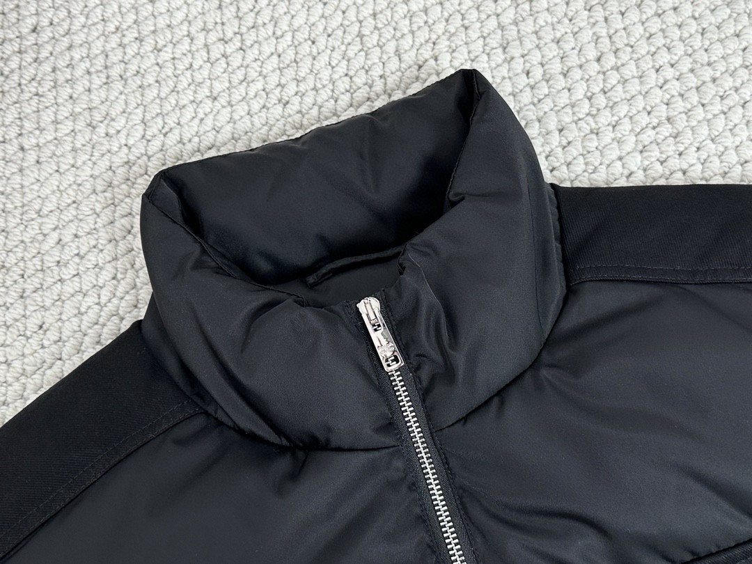 PRADA 普拉达 口袋徽标拉链立领羽绒服 夹克 外套 长袖 保暖 冬款 黑色
