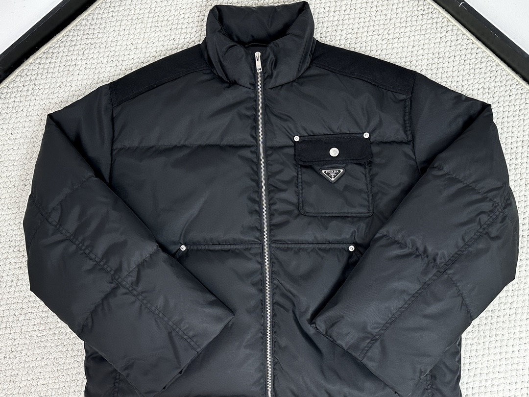 PRADA 普拉达 口袋徽标拉链立领羽绒服 夹克 外套 长袖 保暖 冬款 黑色