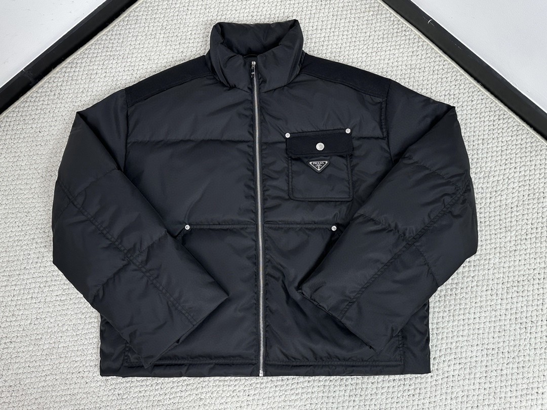 PRADA 普拉达 口袋徽标拉链立领羽绒服 夹克 外套 长袖 保暖 冬款 黑色