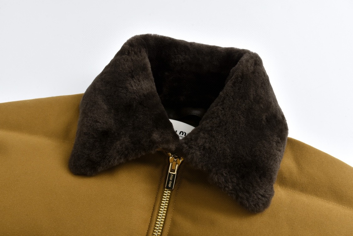 MIU MIU 缪缪 刺绣徽标logo可拆卸毛领拉链羽绒服 夹克 外套 褐色 ML9851-3O0-F0091-S-232