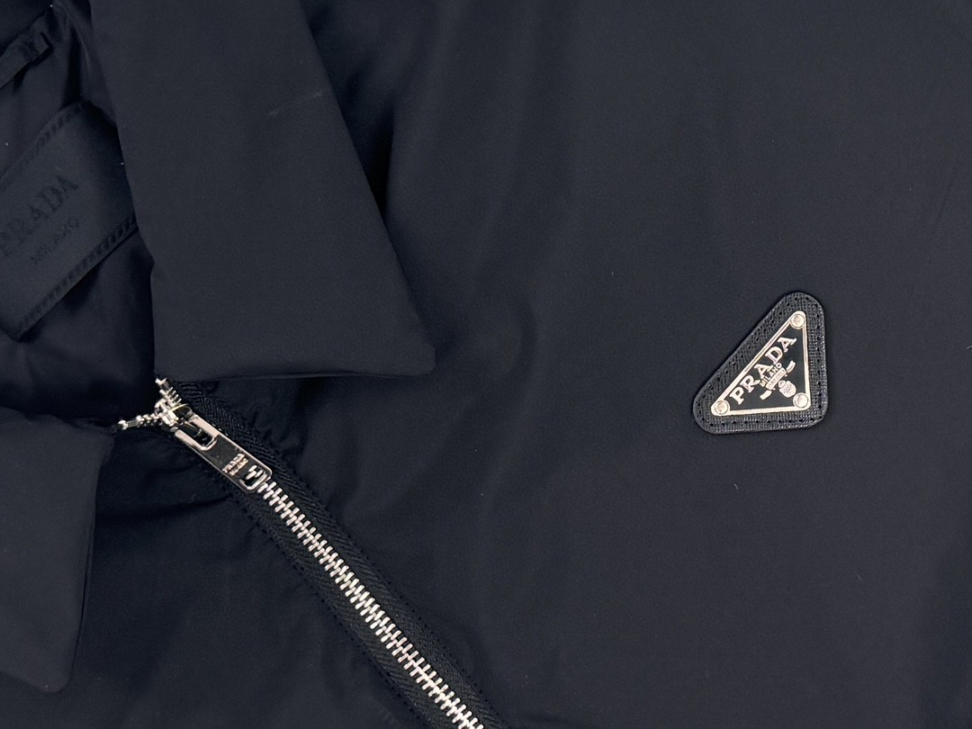 PRADA 普拉达 三角徽标拉链棉服 夹克 外套 黑色 长袖