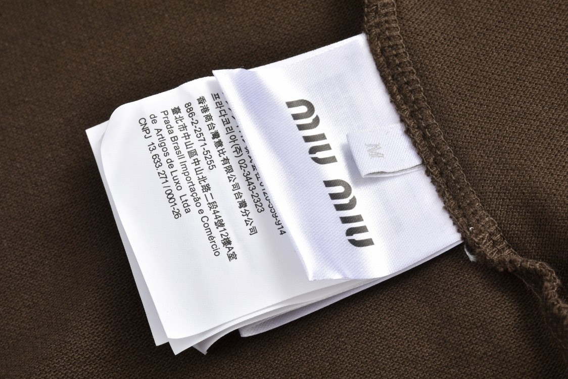 MIU MIU 缪缪 刺绣字母logo假两件Polo衫 长袖 棕色 MJL069-15WH-F0324-S-OOO