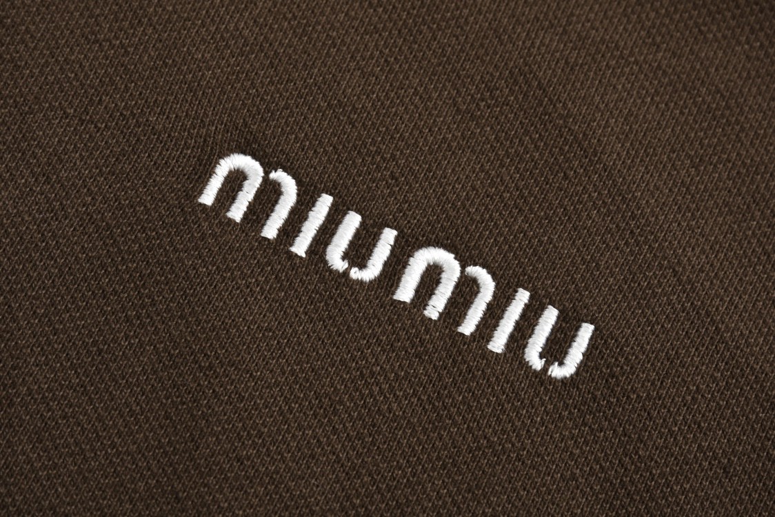 MIU MIU 缪缪 刺绣字母logo假两件Polo衫 长袖 棕色 MJL069-15WH-F0324-S-OOO