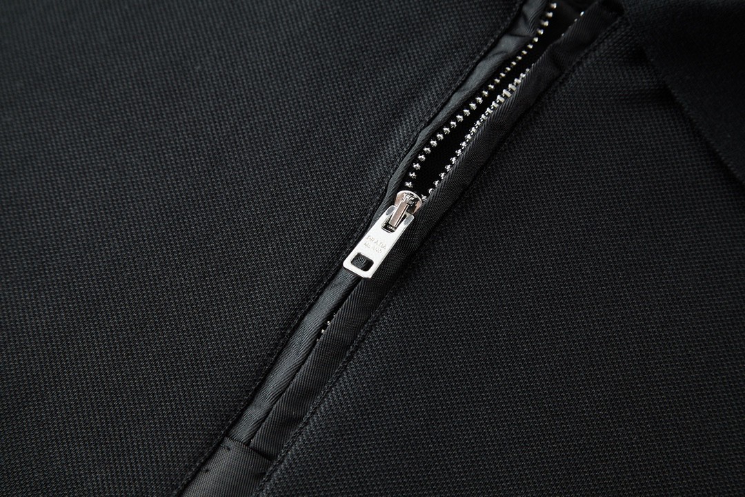 PRADA 普拉达 纯色徽标logo半拉链Polo衫 短袖 T恤 黑色 白色 UJN903-1YR4-F0002-S-OOO