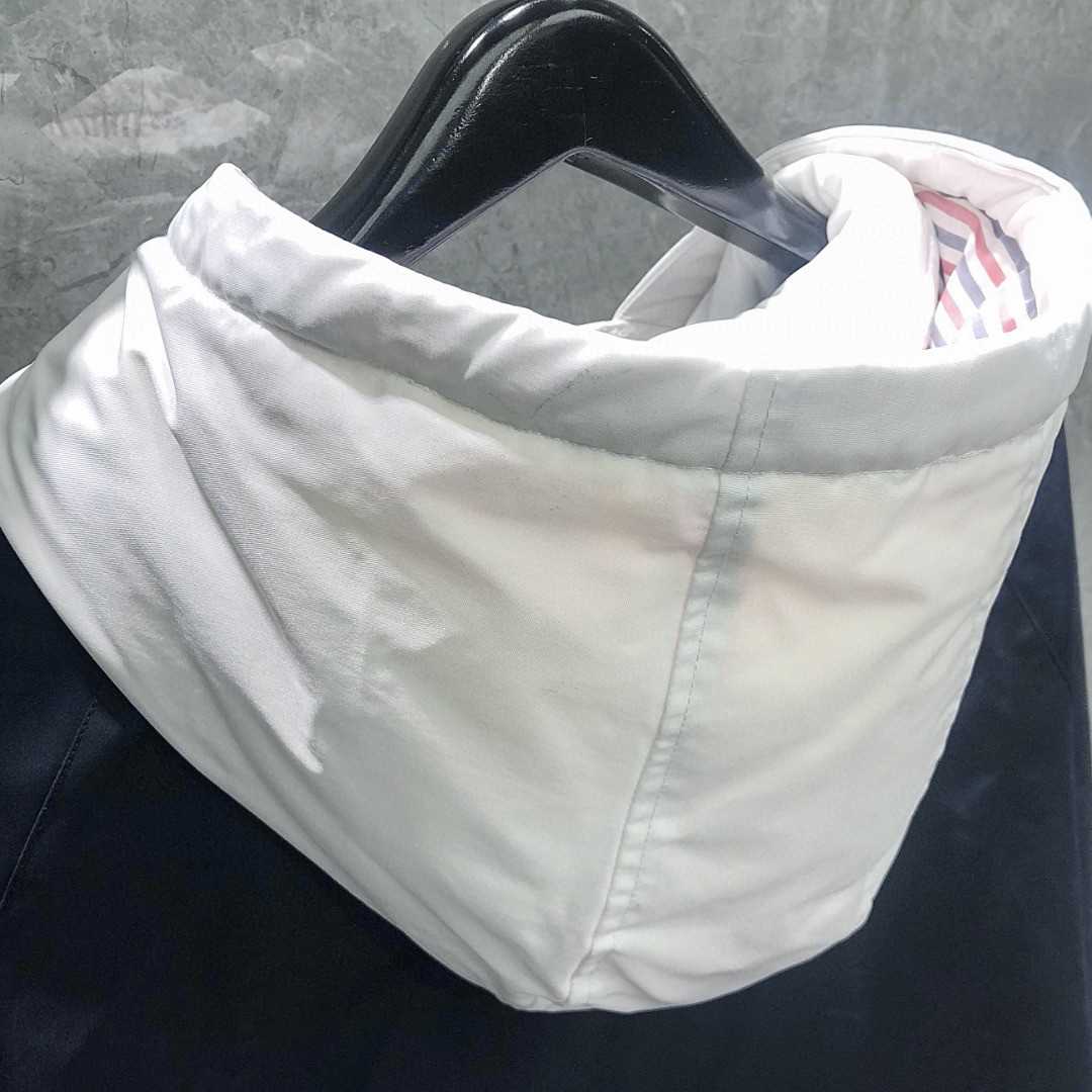 THOM BROWNE 白色四条杠连帽拉链长款羽绒服 外套 夹克 长袖 藏青色 FOD062X-07483-415