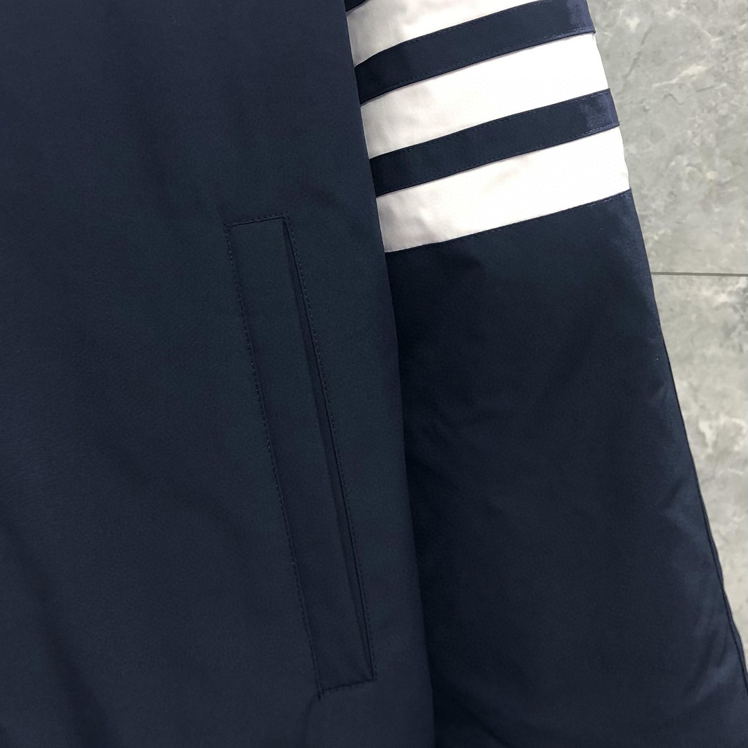 THOM BROWNE 白色四条杠连帽拉链长款羽绒服 外套 夹克 长袖 藏青色 FOD062X-07483-415