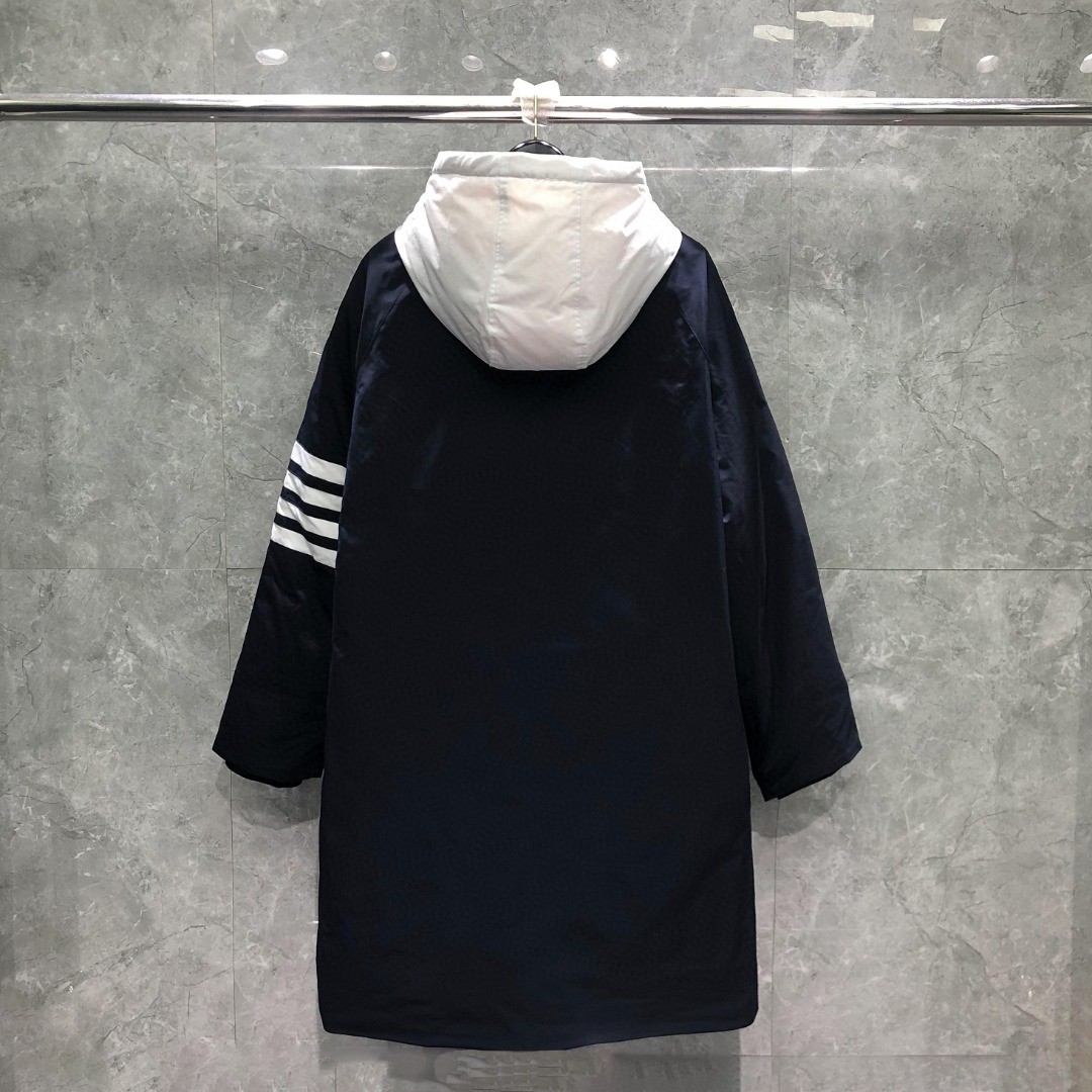 THOM BROWNE 白色四条杠连帽拉链长款羽绒服 外套 夹克 长袖 藏青色 FOD062X-07483-415