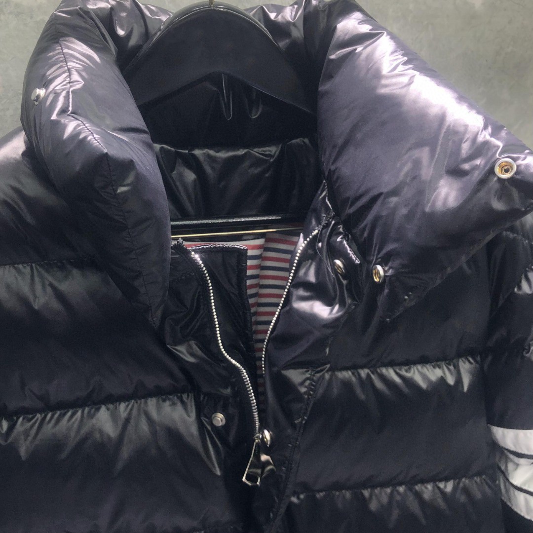 THOM BROWNE 白色四条杠连帽拉链羽绒服 外套 夹克 长袖 女款 灰色 黑色 