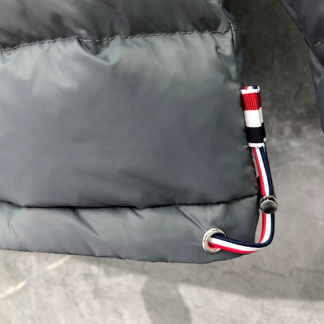 THOM BROWNE 三条杠连帽羽绒服 外套 夹克 长袖 藏青色 灰色 白色