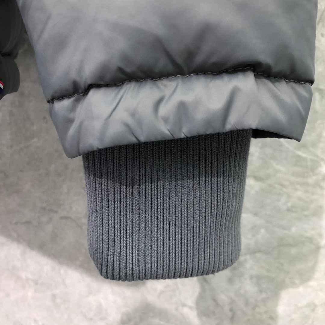 THOM BROWNE 三条杠连帽羽绒服 外套 夹克 长袖 藏青色 灰色 白色