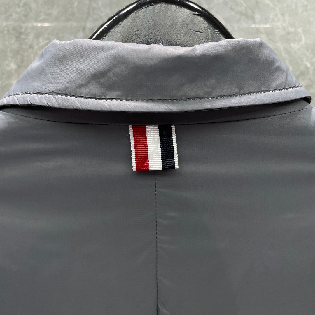 THOM BROWNE 白色四条杠西装羽绒服 外套 夹克 长袖 藏青色 灰色 黑色 MJD060X-05411-035