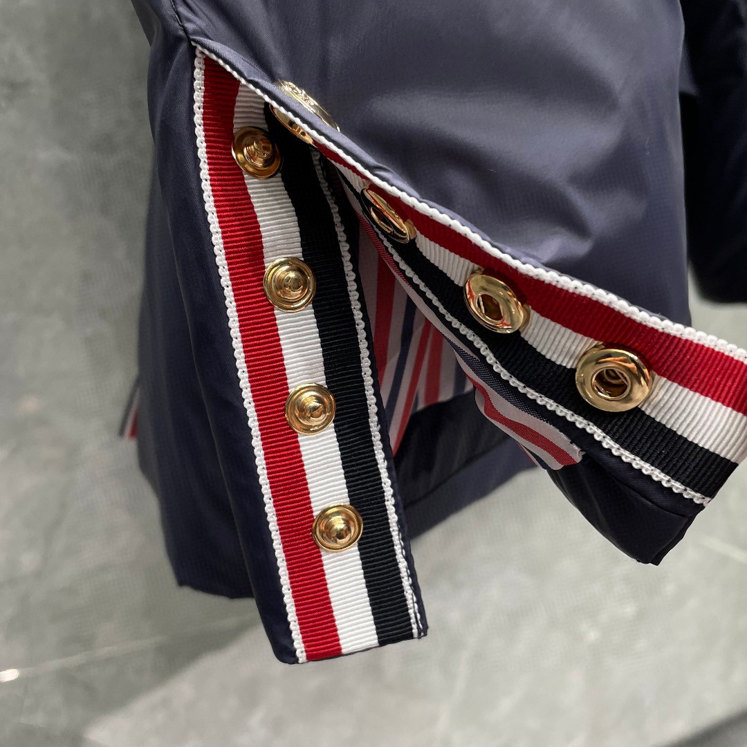 THOM BROWNE 白色四条杠西装羽绒服 外套 夹克 长袖 藏青色 灰色 黑色 MJD060X-05411-035