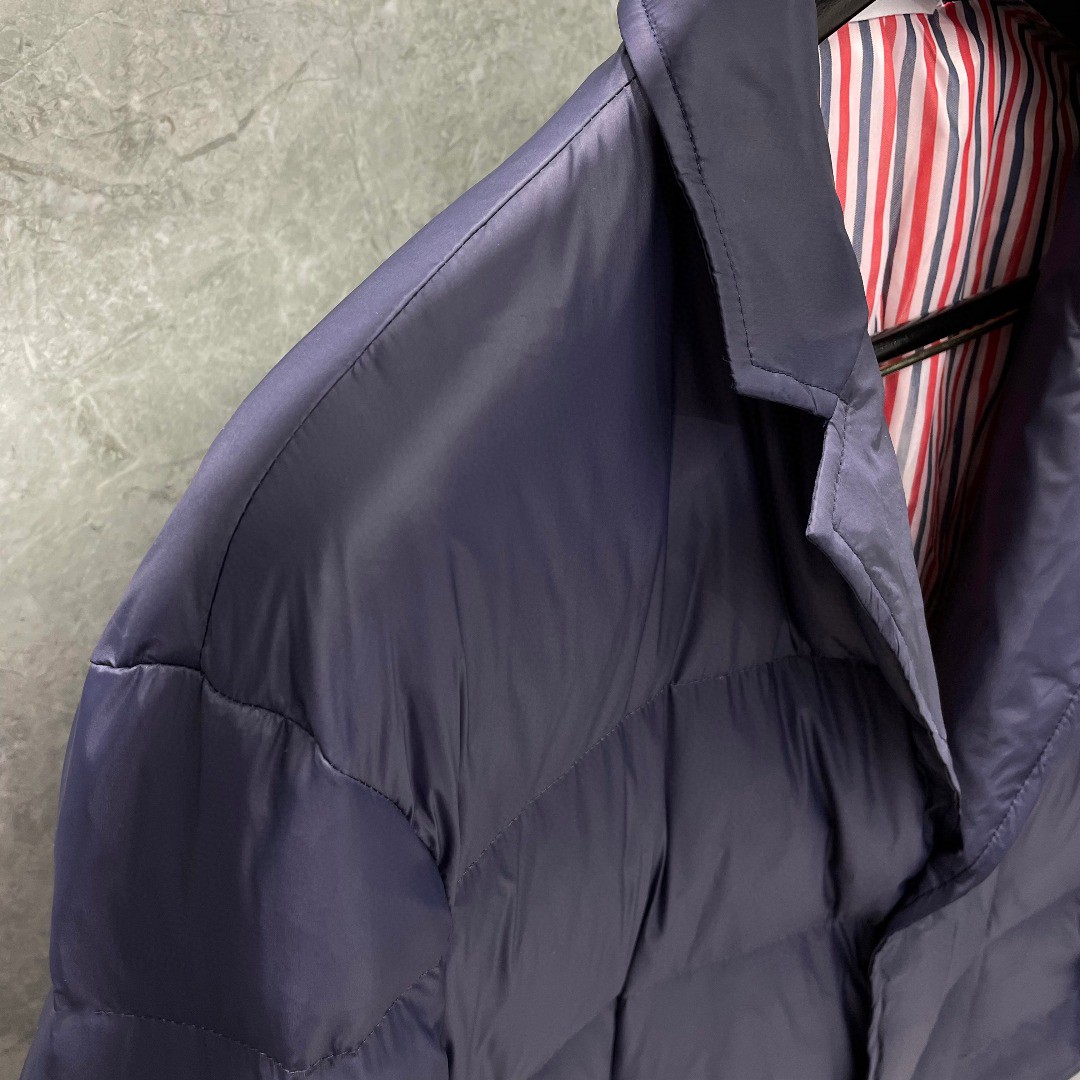 THOM BROWNE 白色四条杠西装羽绒服 外套 夹克 长袖 藏青色 灰色 黑色 MJD060X-05411-035