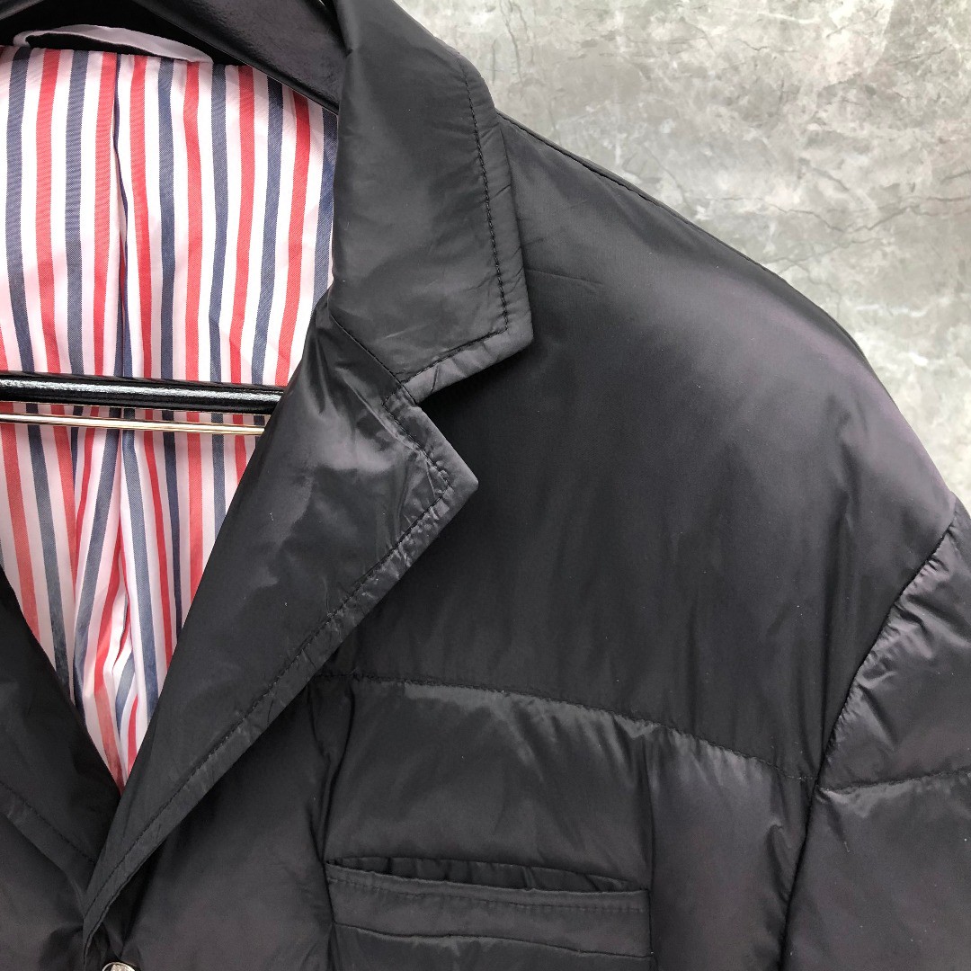 THOM BROWNE 白色四条杠西装羽绒服 外套 夹克 长袖 藏青色 灰色 黑色 MJD060X-05411-035