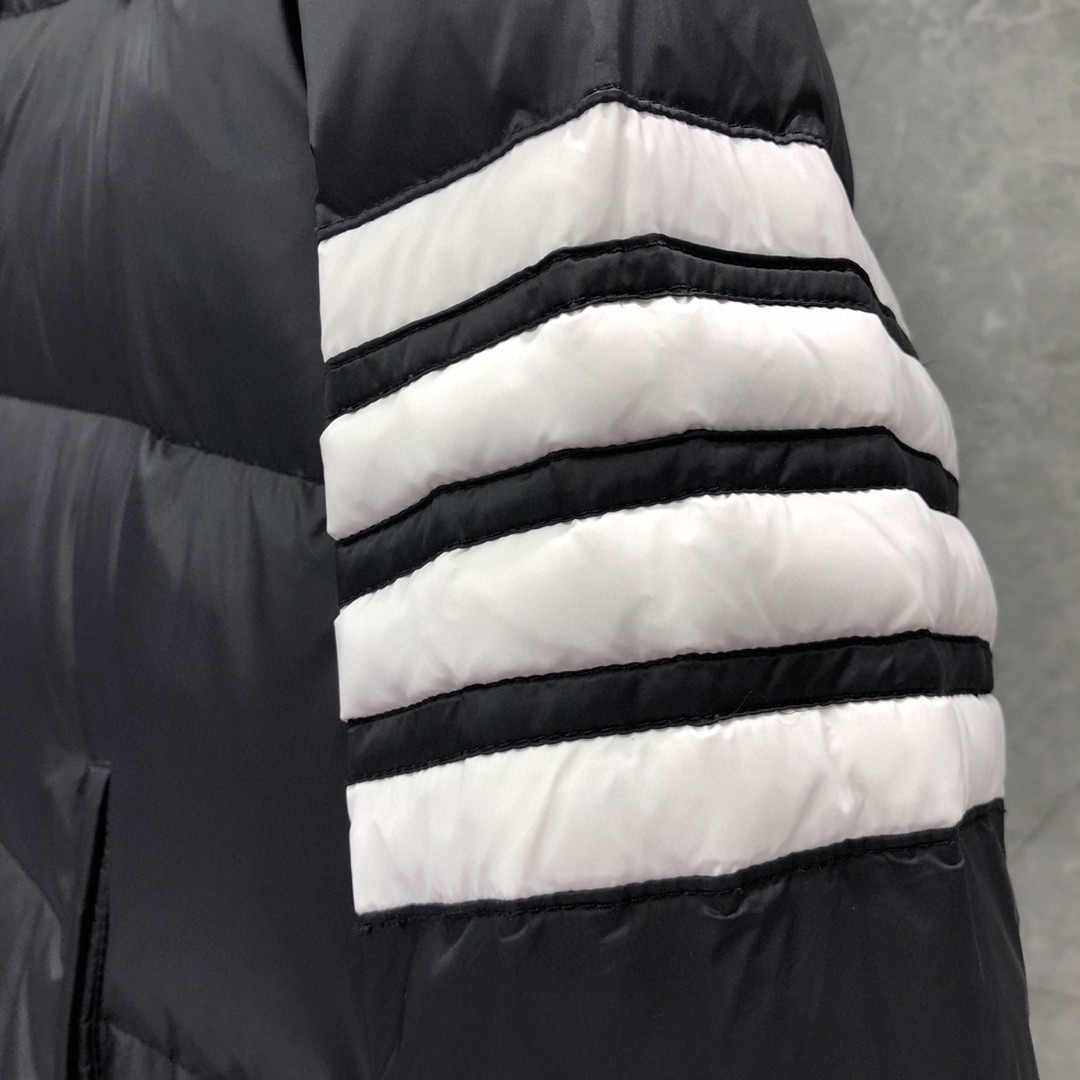 THOM BROWNE 白色四条杠连帽短款羽绒服 外套 夹克 长袖 藏青色 灰色 黑色 MJD061X-05411-035