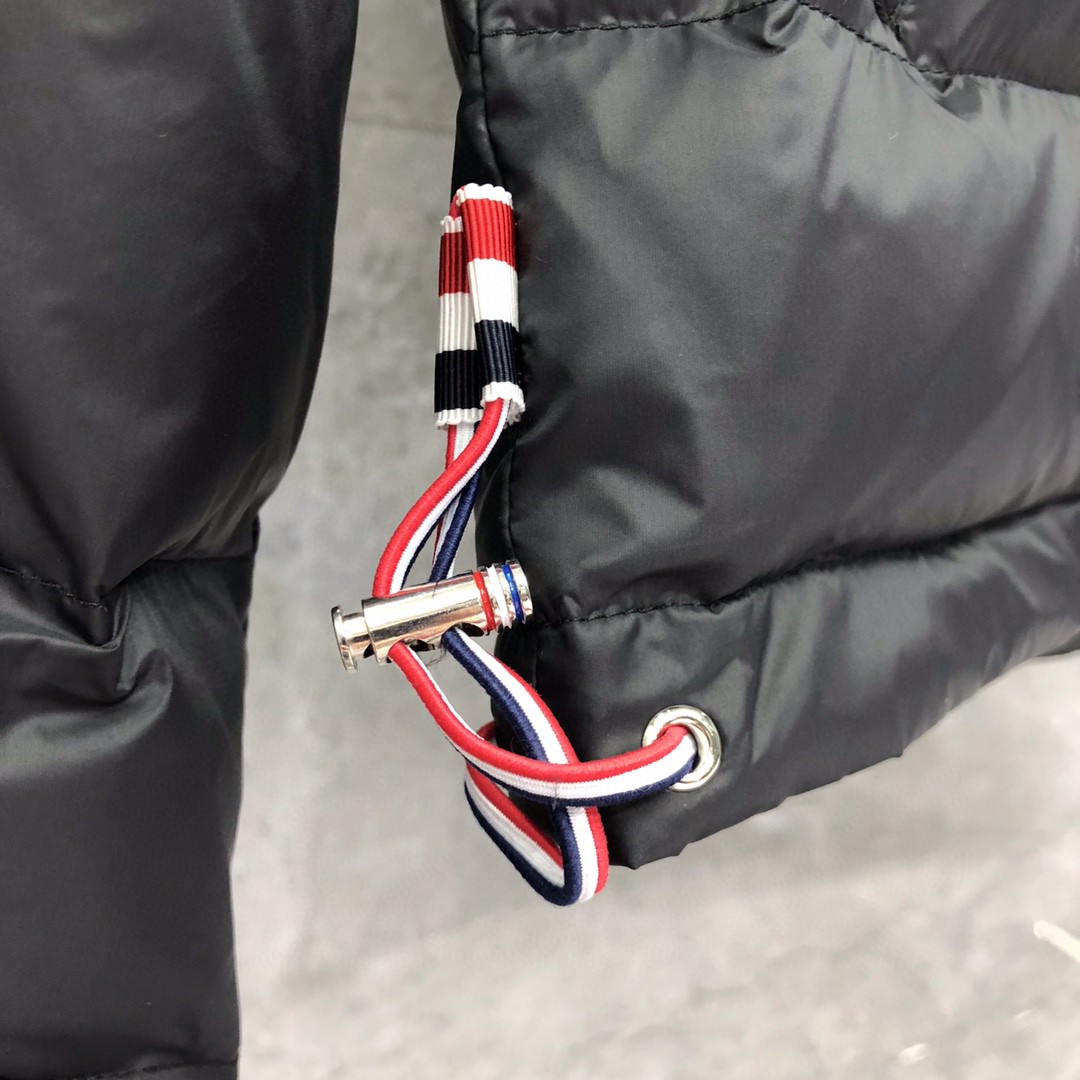 THOM BROWNE 白色四条杠连帽短款羽绒服 外套 夹克 长袖 藏青色 灰色 黑色 MJD061X-05411-035