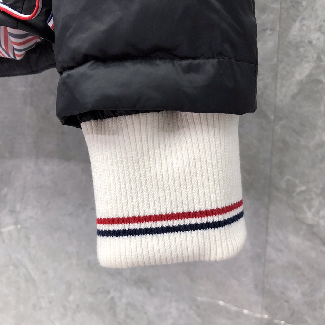 THOM BROWNE 白色四条杠连帽短款羽绒服 外套 夹克 长袖 藏青色 灰色 黑色 MJD061X-05411-035