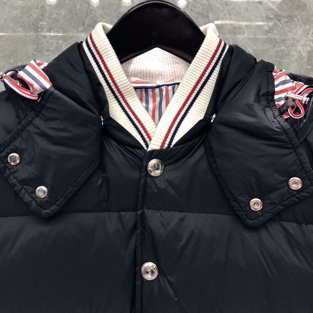 THOM BROWNE 白色四条杠连帽短款羽绒服 外套 夹克 长袖 藏青色 灰色 黑色 MJD061X-05411-035