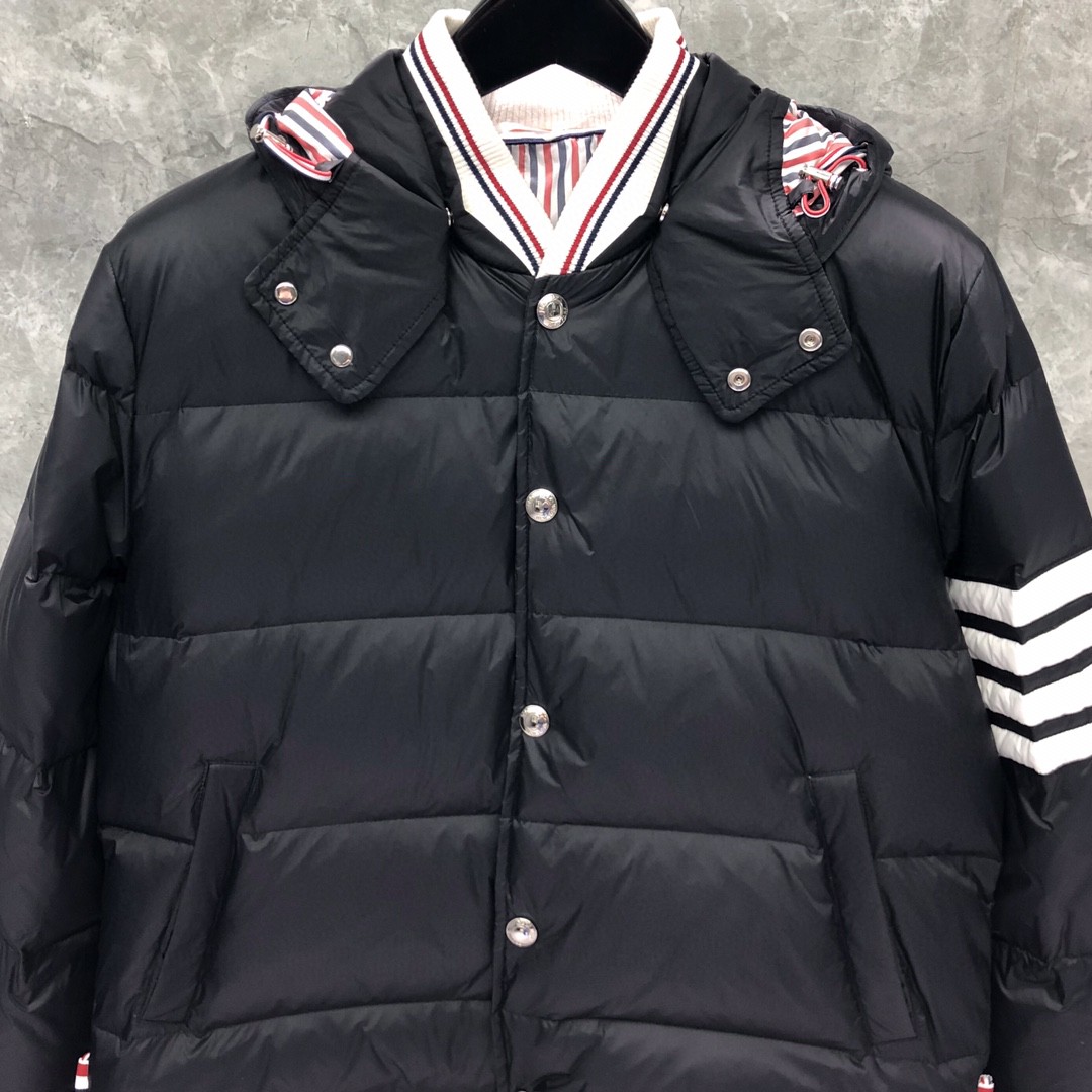THOM BROWNE 白色四条杠连帽短款羽绒服 外套 夹克 长袖 藏青色 灰色 黑色 MJD061X-05411-035