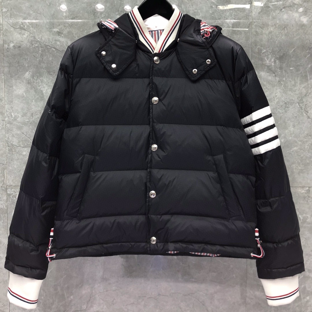 THOM BROWNE 白色四条杠连帽短款羽绒服 外套 夹克 长袖 藏青色 灰色 黑色 MJD061X-05411-035