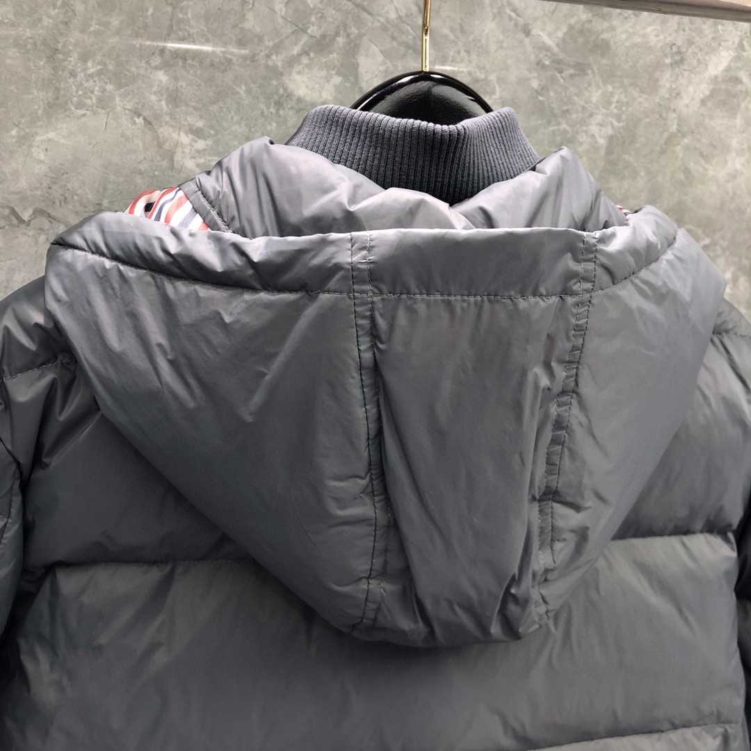THOM BROWNE 白色四条杠连帽短款羽绒服 外套 夹克 长袖 藏青色 灰色 黑色 MJD061X-05411-035