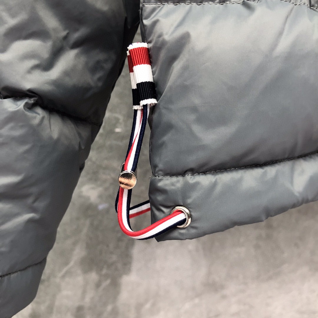 THOM BROWNE 白色四条杠连帽短款羽绒服 外套 夹克 长袖 藏青色 灰色 黑色 MJD061X-05411-035