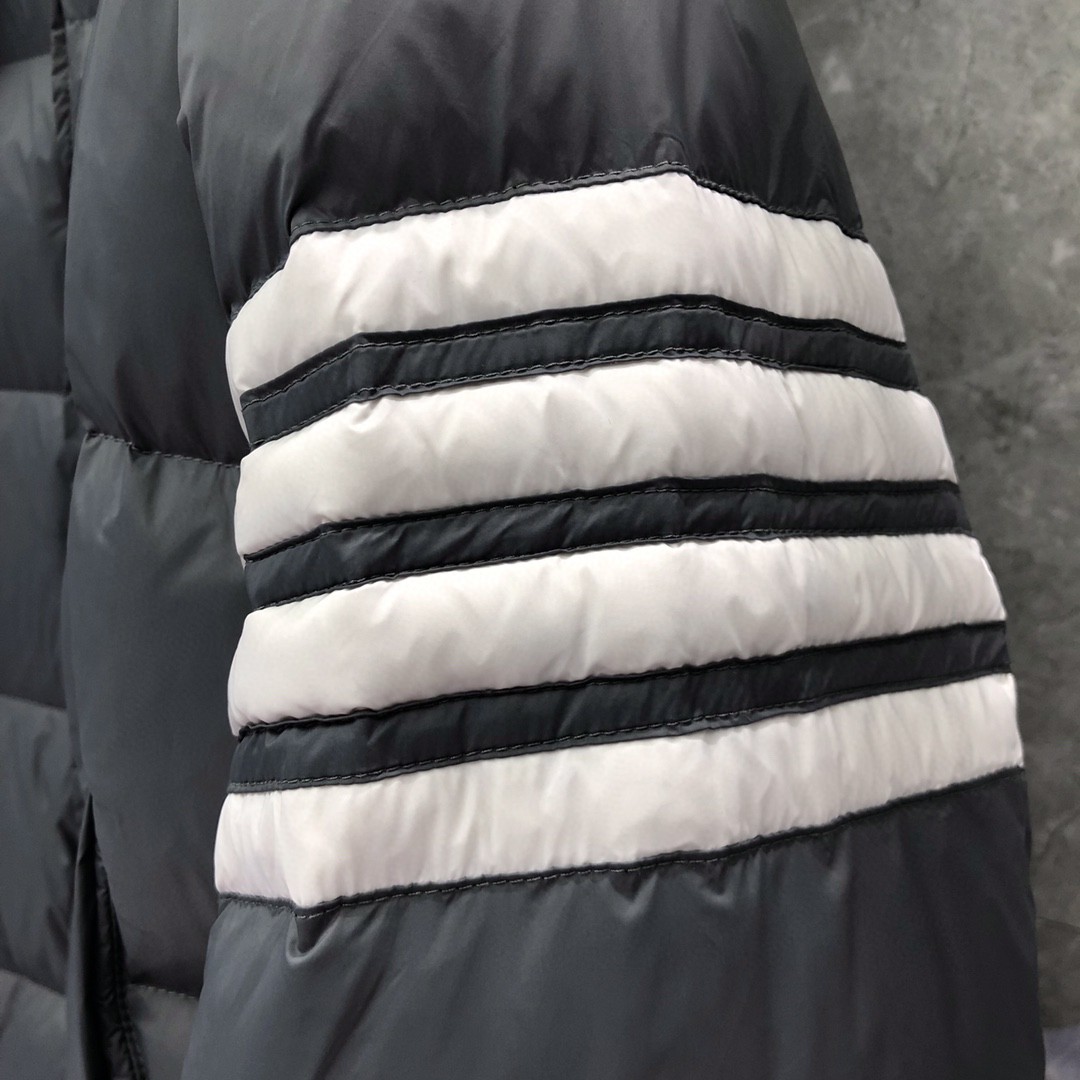 THOM BROWNE 白色四条杠连帽短款羽绒服 外套 夹克 长袖 藏青色 灰色 黑色 MJD061X-05411-035