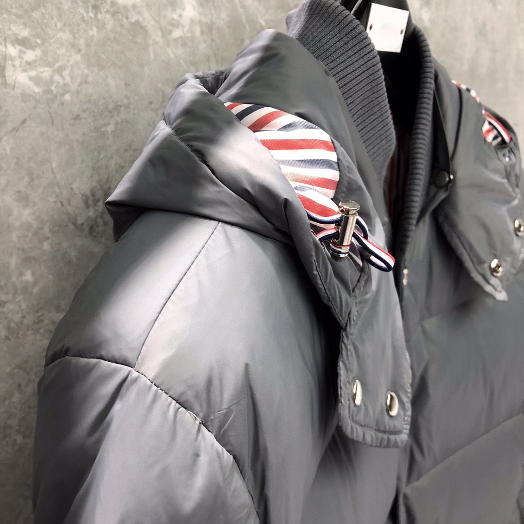 THOM BROWNE 白色四条杠连帽短款羽绒服 外套 夹克 长袖 藏青色 灰色 黑色 MJD061X-05411-035