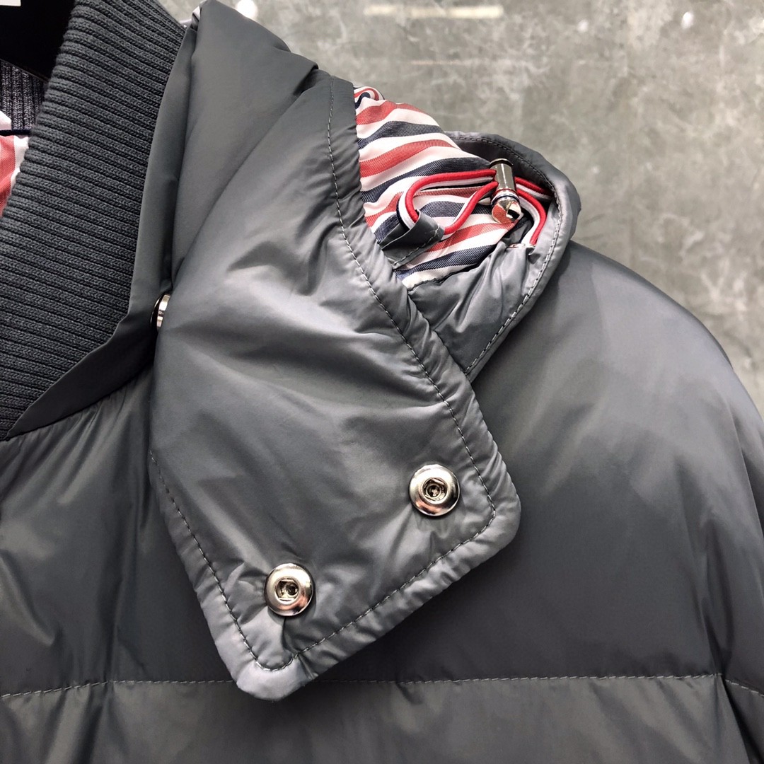THOM BROWNE 白色四条杠连帽短款羽绒服 外套 夹克 长袖 藏青色 灰色 黑色 MJD061X-05411-035