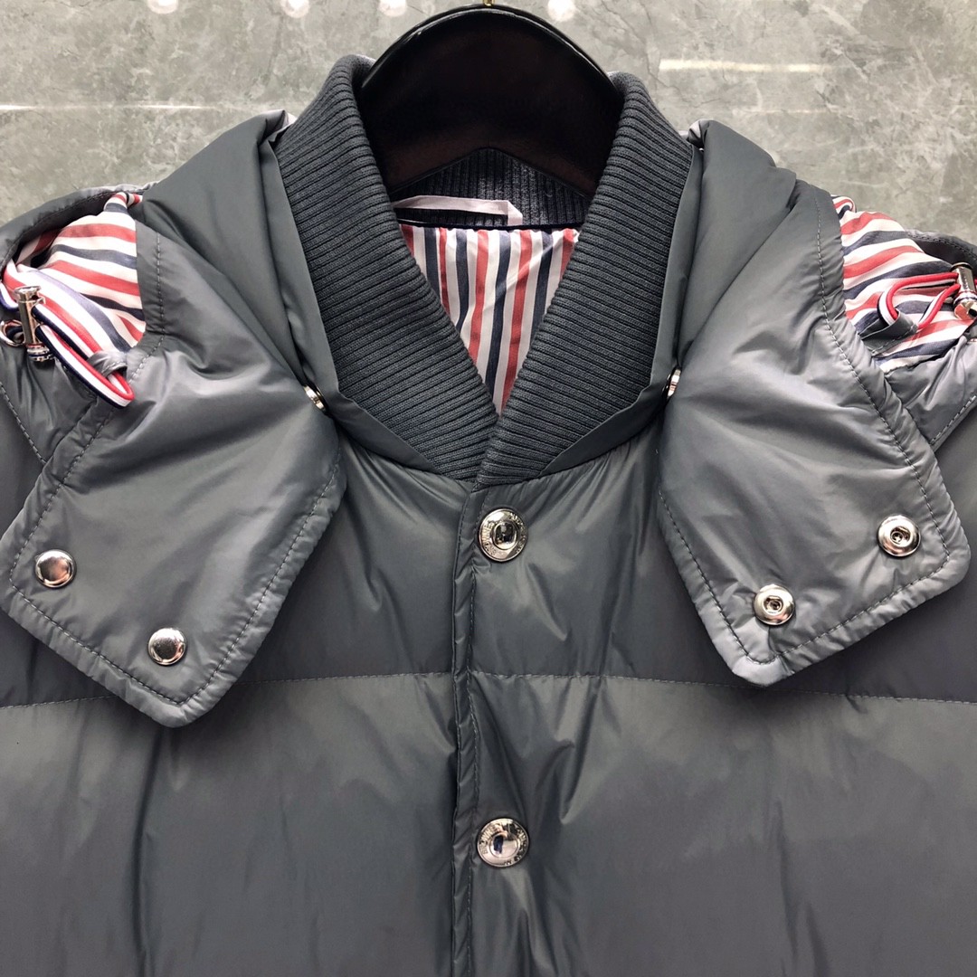 THOM BROWNE 白色四条杠连帽短款羽绒服 外套 夹克 长袖 藏青色 灰色 黑色 MJD061X-05411-035