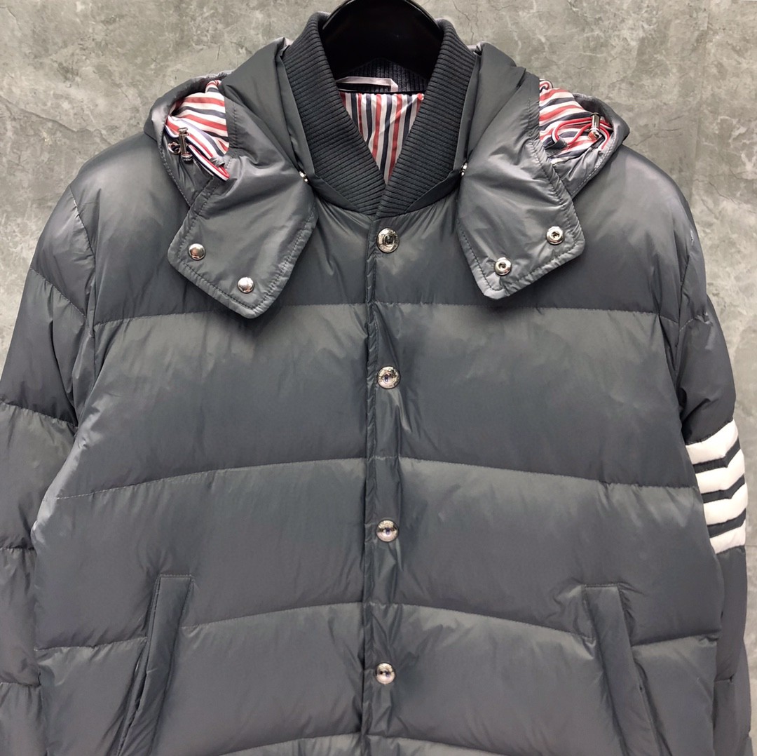 THOM BROWNE 白色四条杠连帽短款羽绒服 外套 夹克 长袖 藏青色 灰色 黑色 MJD061X-05411-035