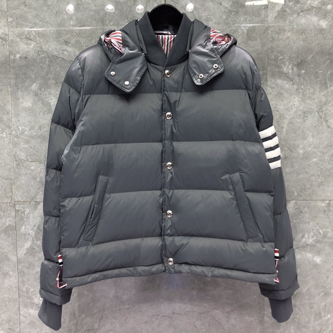 THOM BROWNE 白色四条杠连帽短款羽绒服 外套 夹克 长袖 藏青色 灰色 黑色 MJD061X-05411-035