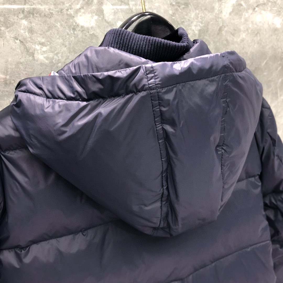 THOM BROWNE 白色四条杠连帽短款羽绒服 外套 夹克 长袖 藏青色 灰色 黑色 MJD061X-05411-035